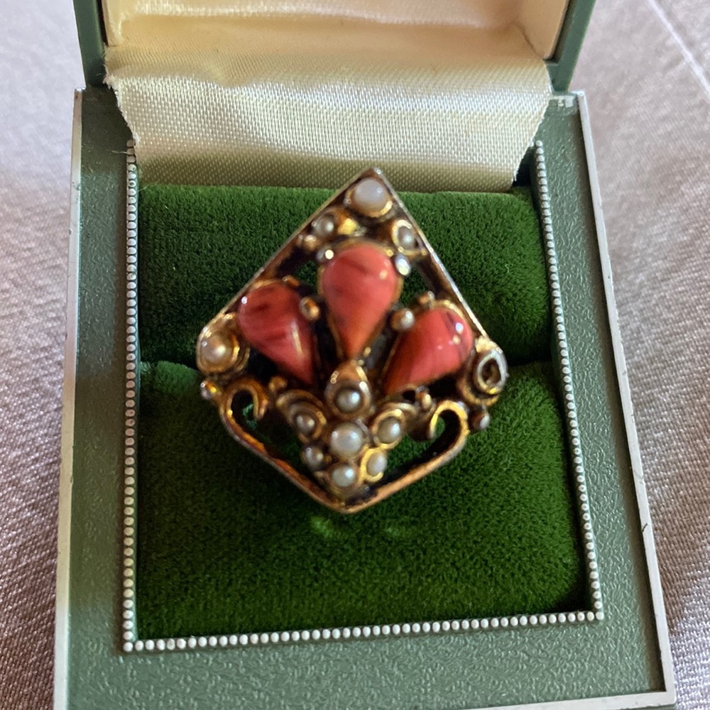 Costume ring in coral and blue stones